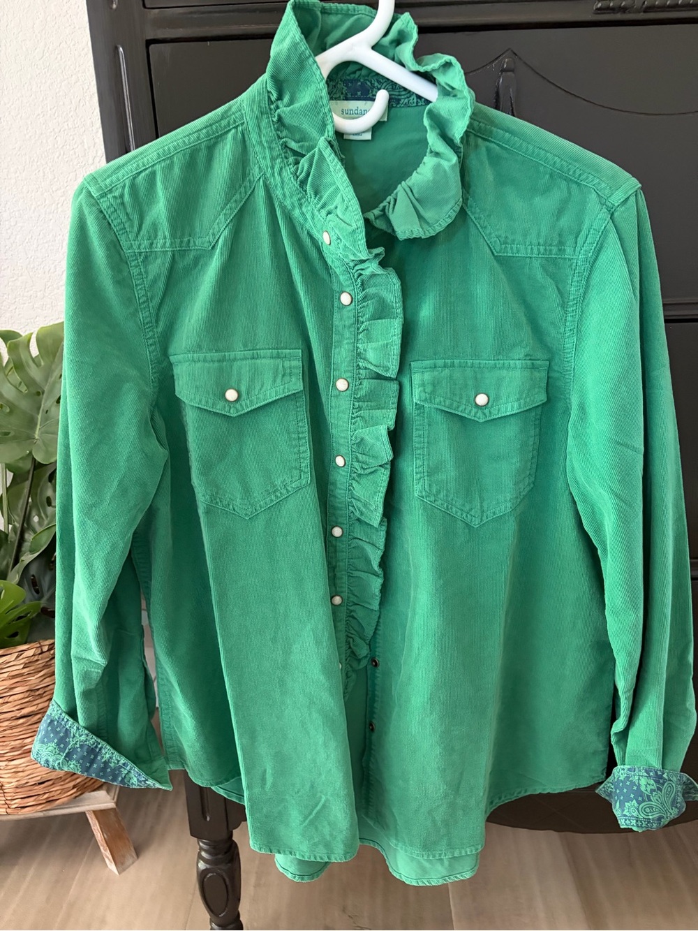 SUNDANCE Green Ruffle-Front Corduroy Shirt Small White Snap Buttons Long Sleeve